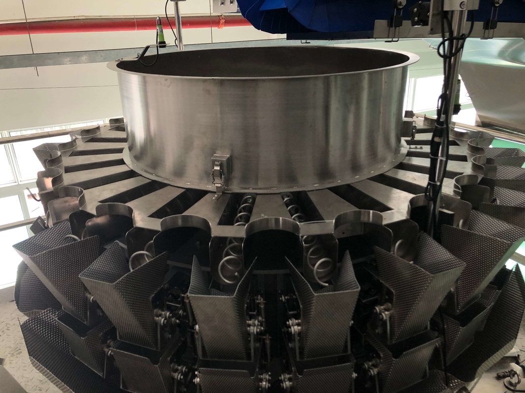 24 cacerolas lineares del tornillo dual de la empaquetadora del pesador de Multihead de las cabezas para la comida fresca pegajosa aceitosa