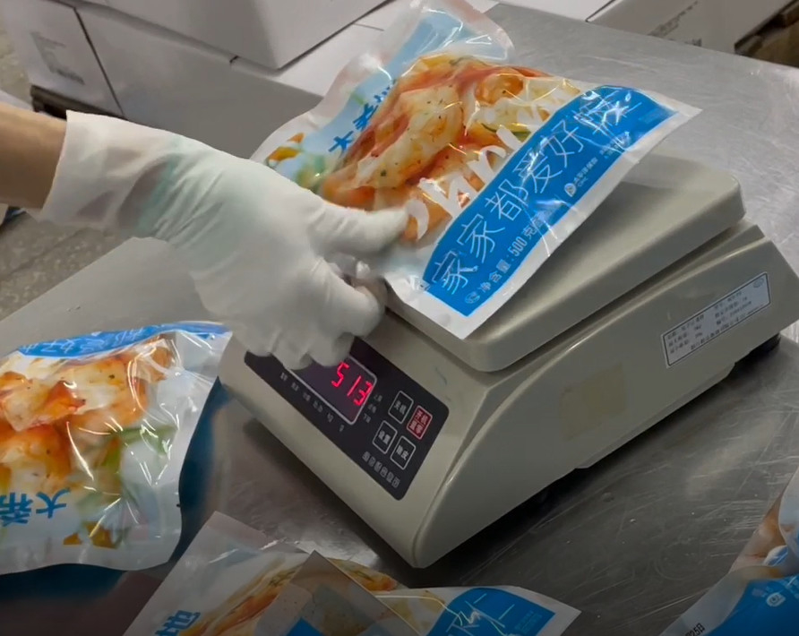 Peso 200g~1500g de la blanco del sistema del taller helado del camarón de la empaquetadora del pesador de los SS que embala 304