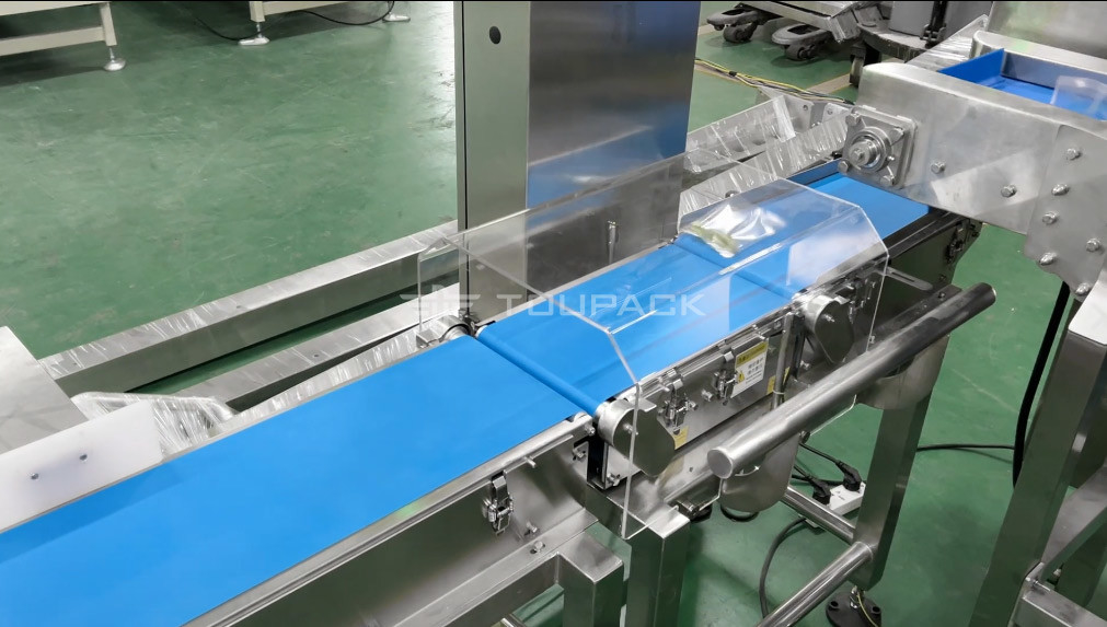 Máquinas de embalaje de caramelos gomosos totalmente automáticas de frutas de jalea blanda, masticación de dulces VFFS Máquina de embalaje de sello trasero