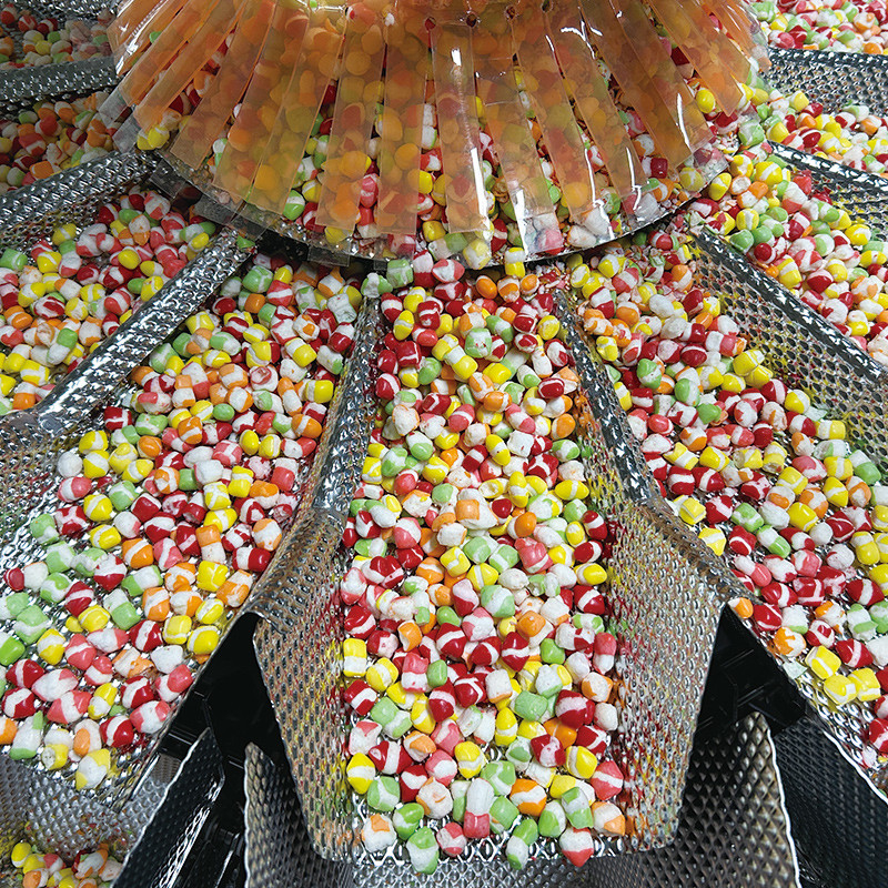 QQ Caramelos Gummies Queso Valla adhesiva multicabeza Pesadora de galletas automática Máquina de embalaje de galletas para bolsas de cremallera Bolsa de pie