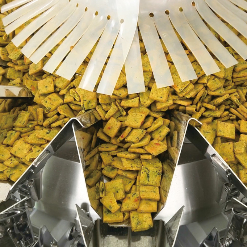 Máquina automática de embalaje de bocadillos de maíz y papas pequeñas papas fritas bocadillos de comida máquina de embalaje vertical para bocadillos