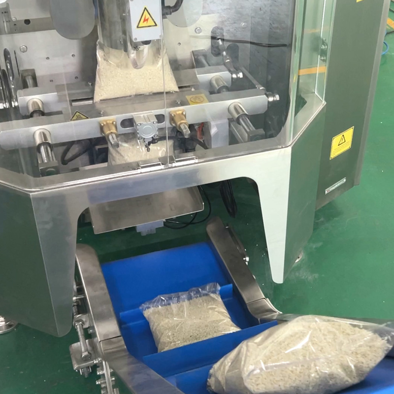 Máquina empacadora vertical para bolsas tipo almohada de plástico para rodajas de manzana, plátano y durián secos automáticos, máquina empacadora vertical para frutas liofilizadas con peso