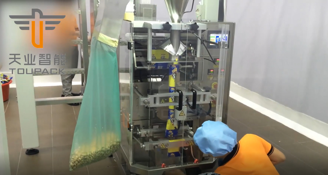 El relleno de pesaje auto y la máquina de aislamiento 2.2KW de VFFS para las comidas de bocado soportan el empaquetamiento
