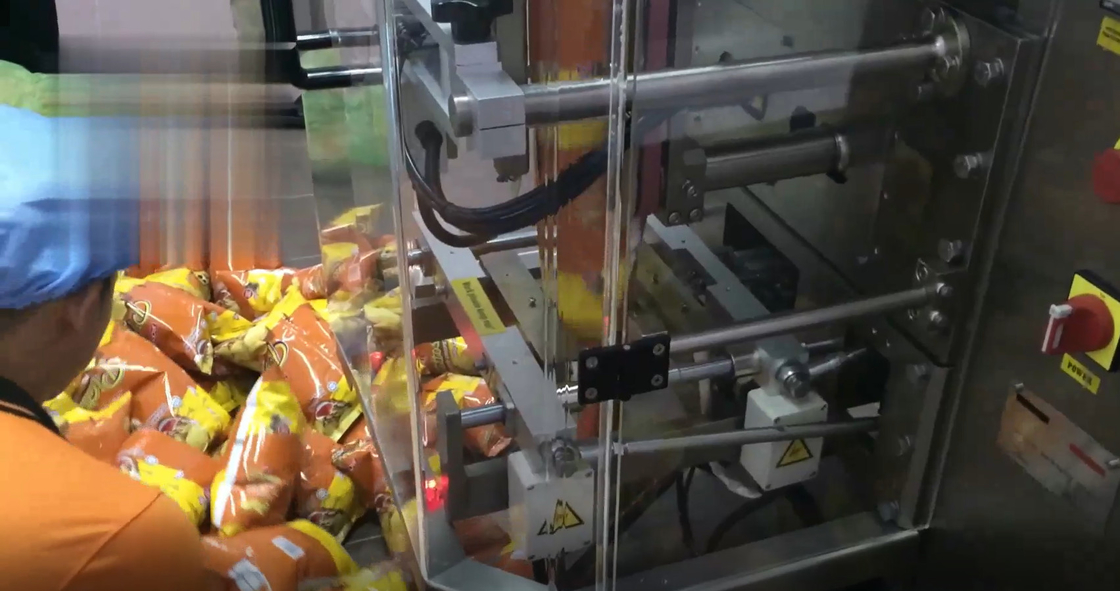 El relleno de pesaje auto y la máquina de aislamiento 2.2KW de VFFS para las comidas de bocado soportan el empaquetamiento