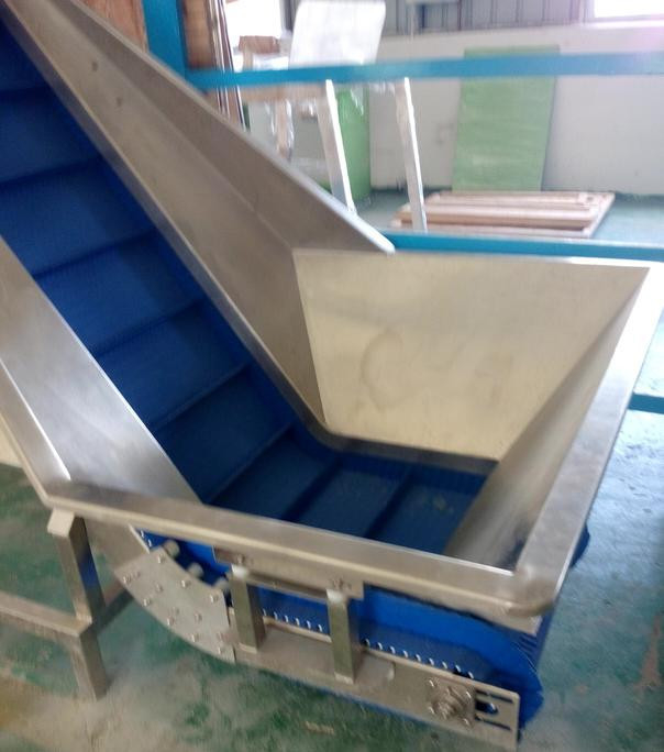 1.1KW inclinó la tolva conectada 200L de acero inoxidable del elevador de la forma del transportador S