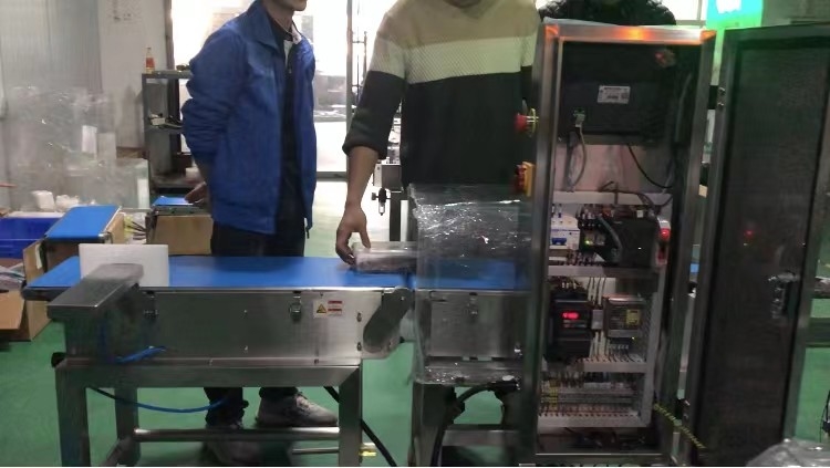 Pesador de alta velocidad del control de 1KW 120p/min para examinar el peso de los productos
